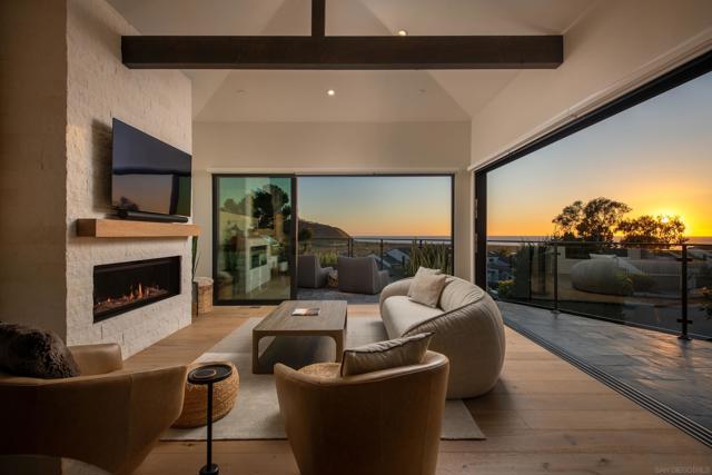 12994 Via Esperia, Del Mar CA: https://media.crmls.org/mediaz/589af595-8f50-4dbc-8b51-ddac75d9f887.jpg