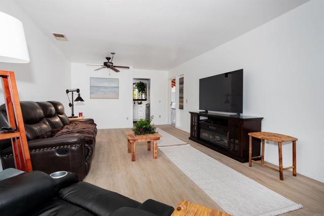 4813 Rising Glen, Oceanside CA: https://media.crmls.org/mediaz/589b200e-7484-4b93-a92e-482465d01b6e.jpg