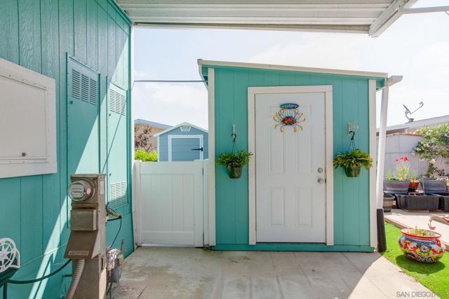 1212 H St, Ramona CA: https://media.crmls.org/mediaz/589b2193-7387-4685-afdd-9ca0070a1446.jpg