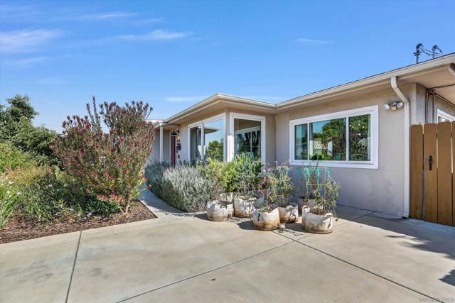 4113 Loma Alta Dr, San Diego CA: https://media.crmls.org/mediaz/589b7f4b-d097-4fe1-ab93-13e9b41cc2fd.jpg