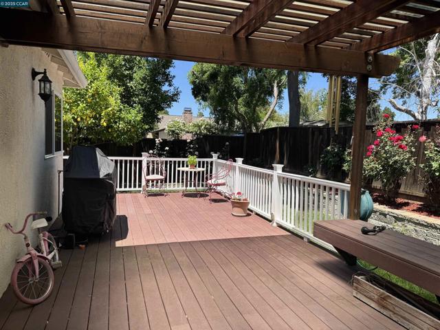 898 Luxury Dr, Concord CA: https://media.crmls.org/mediaz/589c1dd7-3883-4935-a2f2-5a7192285079.jpg