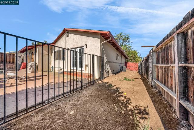 3412 Flamingo Dr, Concord CA: https://media.crmls.org/mediaz/589c2f46-025b-425b-ab75-3bc6e0fe89e9.jpg