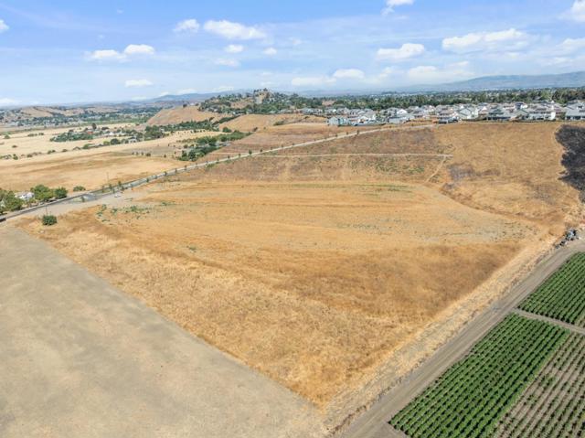 4821 Southside Road, Hollister CA: https://media.crmls.org/mediaz/589c6bc8-bdd4-42da-ad22-342180fa0b5d.jpg