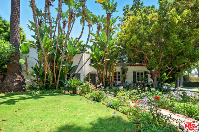 602 N Crescent Drive, Beverly Hills CA: https://media.crmls.org/mediaz/589ce691-af73-4495-b1f7-3a1ad43907fe.jpg