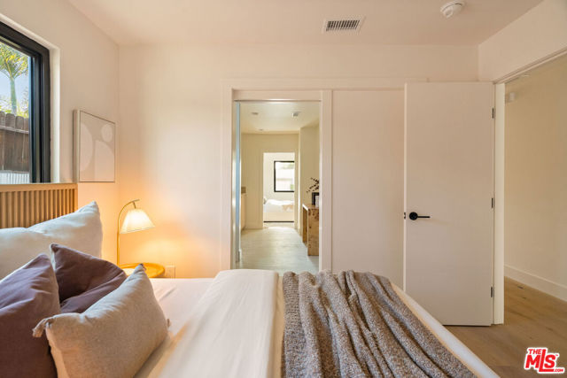 3820 S Burnside Avenue, Los Angeles CA: https://media.crmls.org/mediaz/589d005a-4b02-4f38-ac25-c3ba44fc4ba7.jpg