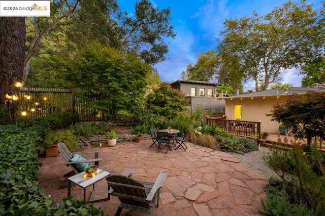 1081 Keith Ave, Berkeley CA: https://media.crmls.org/mediaz/589d32b4-f55f-49d7-94cd-aa2480b552e8.jpg