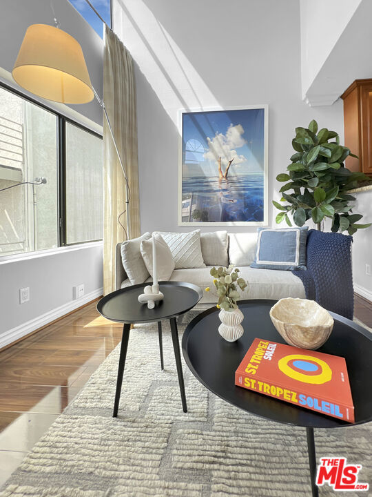 4211 Arch Drive, Studio City CA: https://media.crmls.org/mediaz/589d7ca2-487b-44a9-97b1-1bf73843643a.jpg