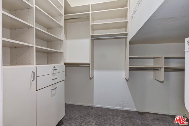 3201 Maplewood Avenue, Los Angeles CA: https://media.crmls.org/mediaz/589e0b5b-7ec1-494d-91c3-abb300356b77.jpg