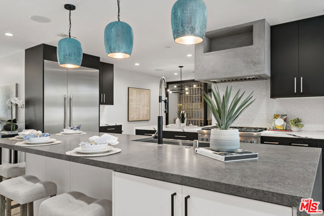 712 N Keystone Street, Burbank CA: https://media.crmls.org/mediaz/58a0954f-f778-428e-b0ed-8aa391b6d84e.jpg