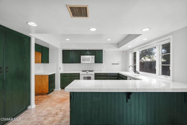 4411 Regents Court, Westlake Village CA: https://media.crmls.org/mediaz/58a0c256-3330-4fb8-adbf-030b35cbe524.jpg
