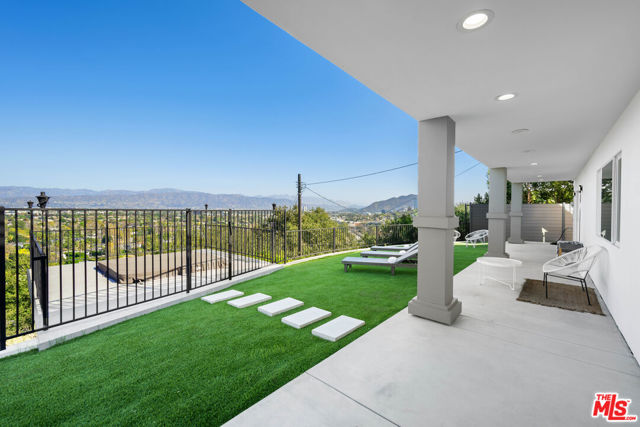 11725 Laurelwood Drive, Studio City CA: https://media.crmls.org/mediaz/58a0d5b6-7745-4824-b33b-222b9b7b12a1.jpg