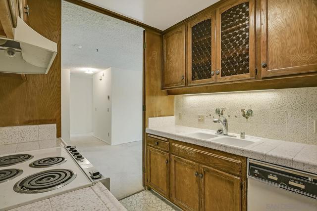 6333 La Jolla Blvd, La Jolla CA: https://media.crmls.org/mediaz/58a17ddc-e6ab-4dbb-95d9-568ef3644206.jpg