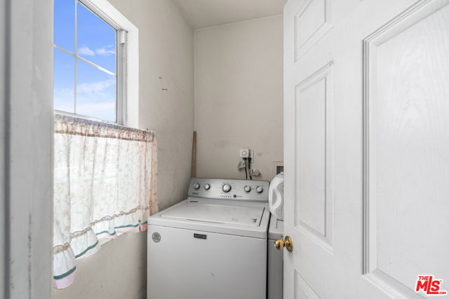 3300 Garden Avenue, Los Angeles CA: https://media.crmls.org/mediaz/58a1e47f-2237-4f62-b1cf-60a9fc36a575.jpg