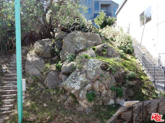 2925 N Park Center Drive, Los Angeles CA: https://media.crmls.org/mediaz/58a28334-143d-45d7-bf51-bc71087b48e8.jpg