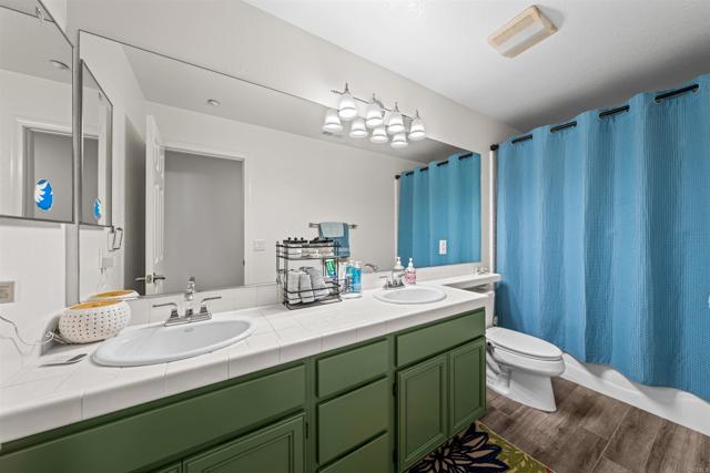 Detail Gallery Image 10 of 22 For 2007 Pleasant Waters Ct, Spring Valley,  CA 91977 - 5 Beds | 3 Baths