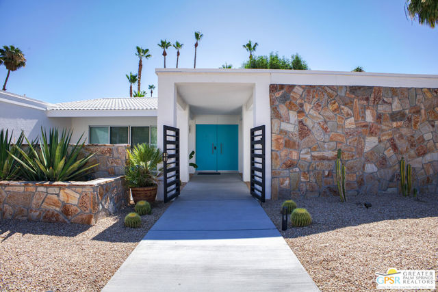 2566 S Calle Palo Fierro, Palm Springs CA: https://media.crmls.org/mediaz/58a2e64a-3b63-4ee7-a2b0-942d07915804.jpg