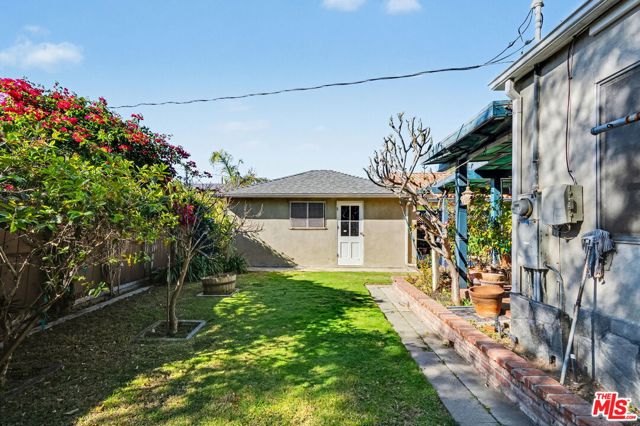 1314 Palms Boulevard, Venice CA: https://media.crmls.org/mediaz/58a3034e-be16-401f-800a-39f66d5b0d87.jpg