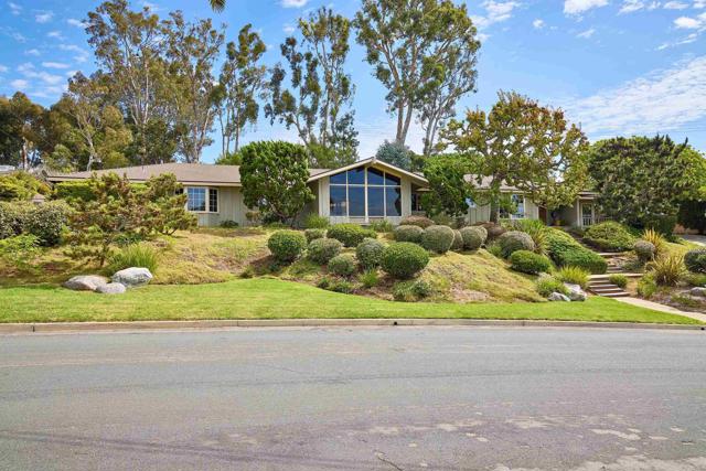 3190 Falcon Drive, Carlsbad CA: https://media.crmls.org/mediaz/58a33192-591d-4d1b-935a-e0fa7481fb78.jpg