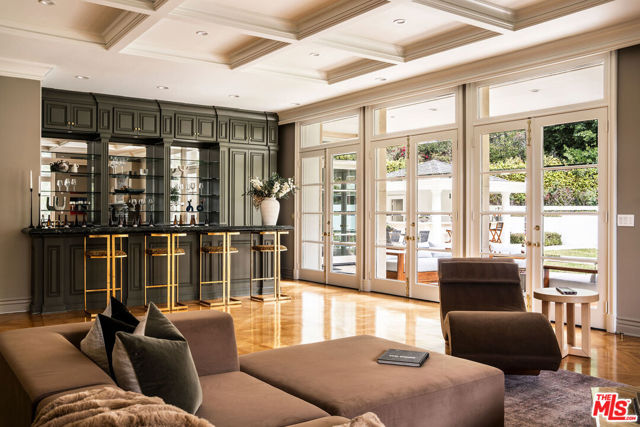 10509 Vestone Way, Los Angeles CA: https://media.crmls.org/mediaz/58a48631-0df0-40d3-a8d9-b1940fd5d968.jpg