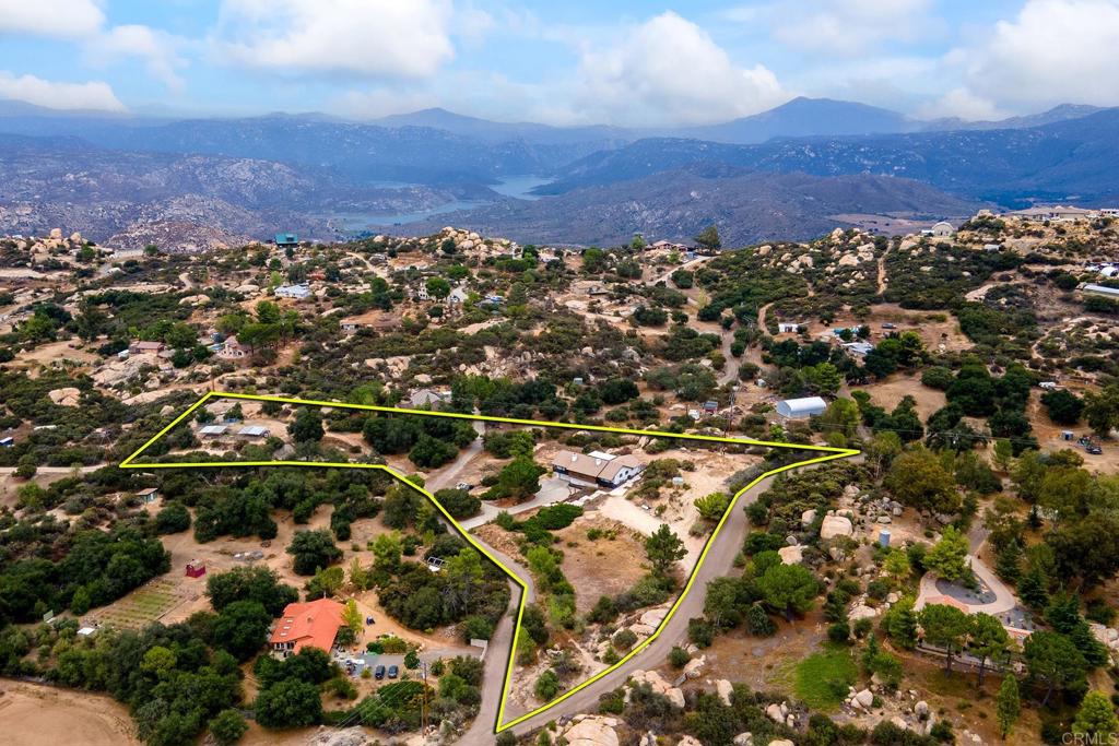 https://media.crmls.org/mediaz/58a4bcf8-29c4-4531-a075-60772130aeee.jpg?preset=X-Large