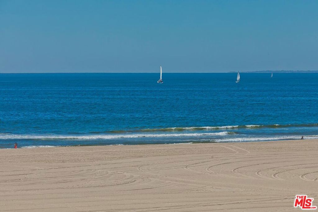 2707 Ocean Front Walk