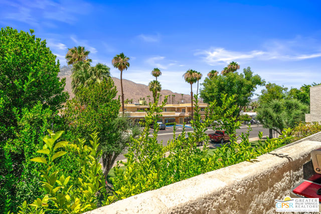 1680 S Andee Drive, Palm Springs CA: https://media.crmls.org/mediaz/58aa40c8-8c23-46de-8cd8-d628418f8e43.jpg