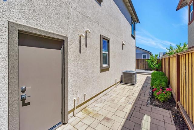2002 Davoli Ct, San Ramon CA: https://media.crmls.org/mediaz/58aa4320-76f1-4bc9-88da-39014f03bc0e.jpg