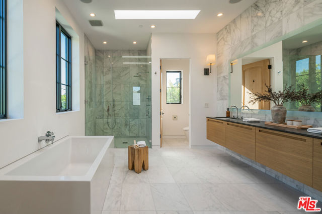 636 N Kilkea Drive, Los Angeles CA: https://media.crmls.org/mediaz/58abc575-5331-414a-b378-f17044dbf201.jpg