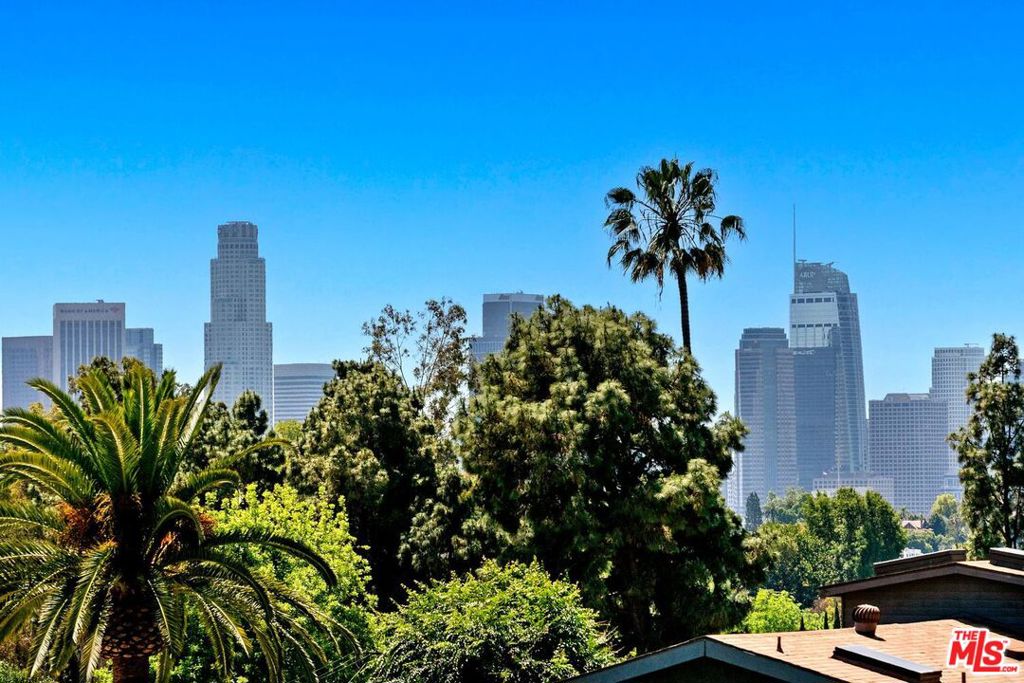 https://media.crmls.org/mediaz/58ac1740-2af2-446c-97c5-d43a36645a9b.jpg?preset=X-Large