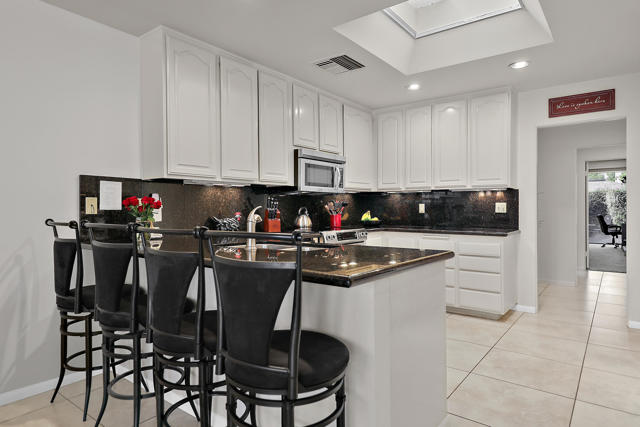 5 Fordham Court, Rancho Mirage CA: https://media.crmls.org/mediaz/58ac567b-dbe3-4acd-9b43-513344837fad.jpg