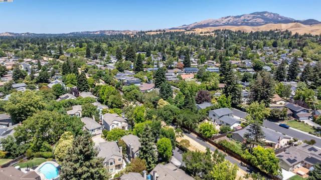 1687 Silverwood Ct, Danville CA: https://media.crmls.org/mediaz/58ac56e7-ecf9-4476-8696-e1dbb340f98b.jpg