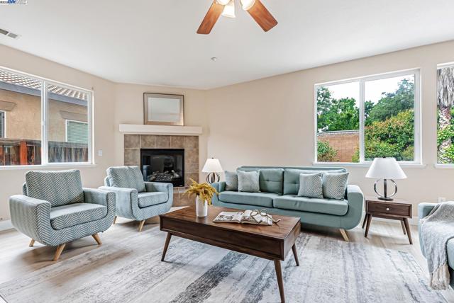 141 Pescara Blvd, Brentwood CA: https://media.crmls.org/mediaz/58ad72ed-5d82-4bd0-b5bb-acc43918c266.jpg