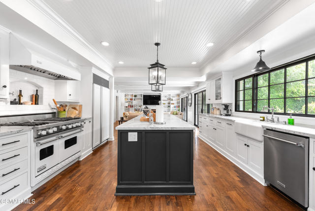 1211 Ridgecrest Place, Westlake Village CA: https://media.crmls.org/mediaz/58ae18da-143e-4df6-82ec-e4c5dfdaf61e.jpg