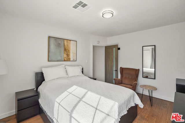 7427 Cleon Avenue, Sun Valley CA: https://media.crmls.org/mediaz/58ae2ad0-96f6-411a-9d81-83beba8efe08.jpg