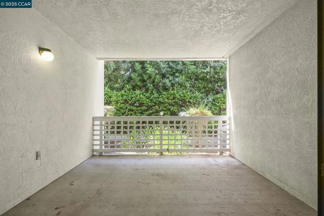 2584 Oak Rd, Walnut Creek CA: https://media.crmls.org/mediaz/58aef270-689c-4dbd-9083-e4d1fc93bd2e.jpg