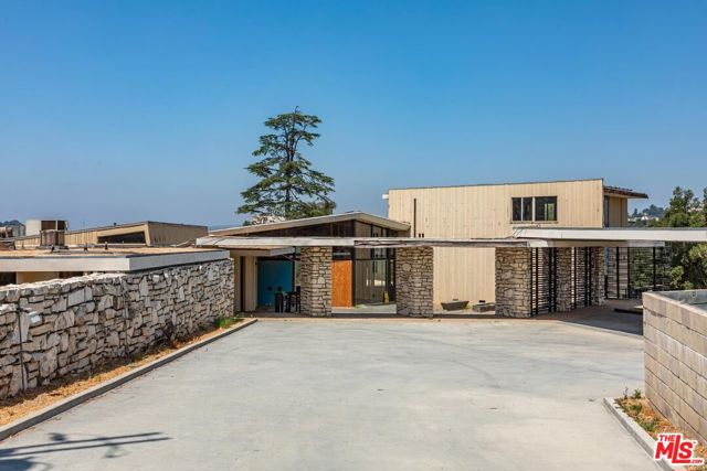 2859 Coldwater Canyon Drive, Beverly Hills CA: https://media.crmls.org/mediaz/58af7840-02f6-4758-aa3e-822564446ad6.jpg