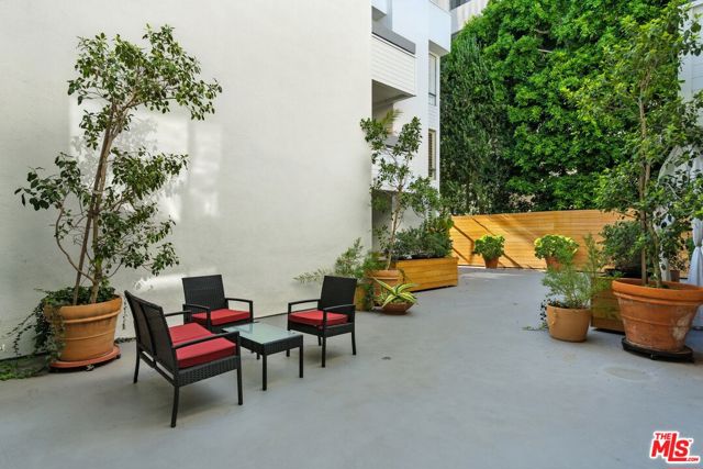 429 N Oakhurst Drive, Beverly Hills CA: https://media.crmls.org/mediaz/58b00343-e332-4c9a-a701-f47fce5ba940.jpg