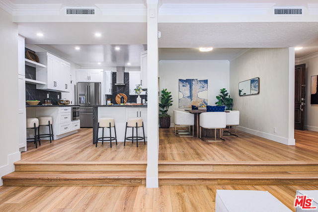 133 S Oakhurst Drive, Beverly Hills CA: https://media.crmls.org/mediaz/58b04ded-7104-4832-9d16-411c5f468e78.jpg