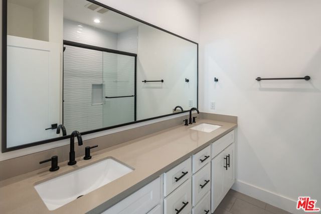 13822 Oxnard Street photo 23