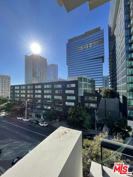 600 W 9th Street, Los Angeles CA: https://media.crmls.org/mediaz/58b063e7-8bae-4411-99e6-839da2751eef.jpg