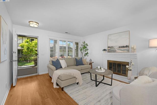 2812 Bollinger Canyon Rd, San Ramon CA: https://media.crmls.org/mediaz/58b1a994-885f-4897-88b1-64cf874cc40c.jpg