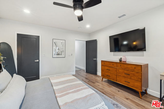 821 S Cloverdale Avenue, Los Angeles CA: https://media.crmls.org/mediaz/58b31127-85a0-4e9f-bb47-b3e037c6136f.jpg