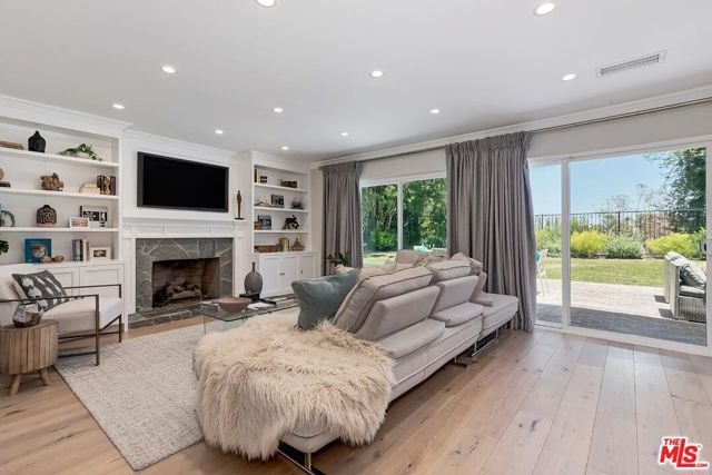 2968 Nicada Drive, Los Angeles CA: https://media.crmls.org/mediaz/58b3f593-8f09-4340-b44b-6f9b031d33be.jpg