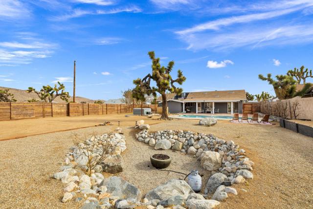 7552 Elk Trail, Yucca Valley CA: https://media.crmls.org/mediaz/58b5924e-12b6-4021-a567-3131f757408b.jpg