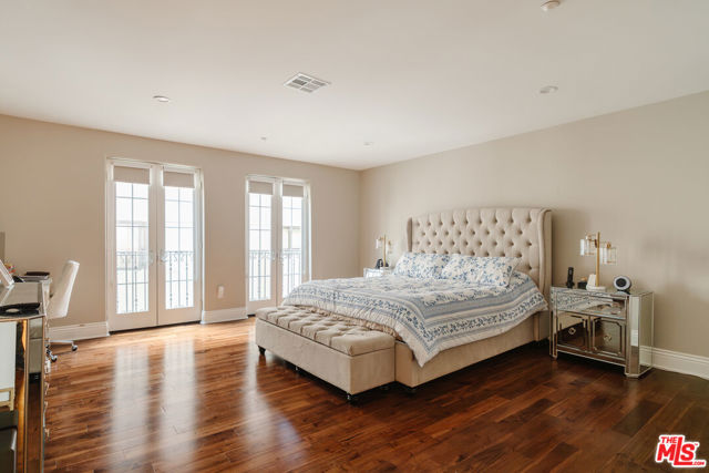 1835 Pandora Avenue, Los Angeles CA: https://media.crmls.org/mediaz/58b6405e-eb33-4d8a-965f-89c152d375dd.jpg