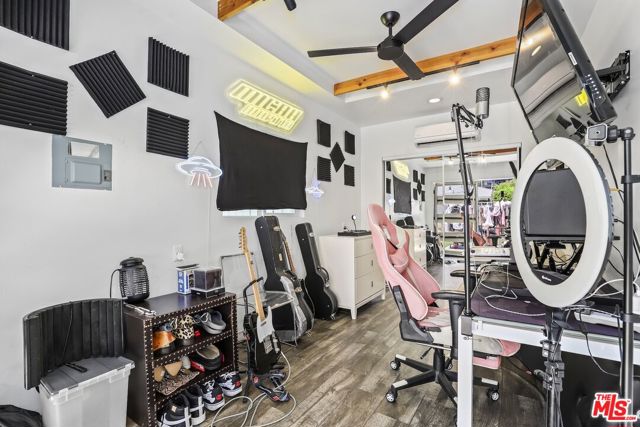 6526 San Vicente Boulevard, Los Angeles CA: https://media.crmls.org/mediaz/58b65a08-7498-4c15-b8a9-032ac4ce8d1e.jpg