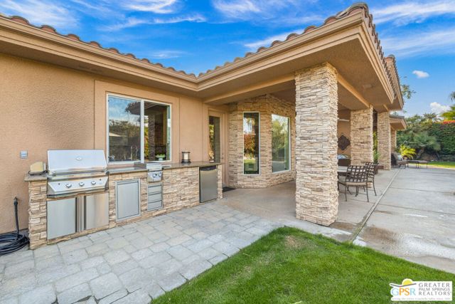 2 Varsity Circle, Rancho Mirage CA: https://media.crmls.org/mediaz/58b7126f-f3ff-469f-95ba-0b2a043f4eb0.jpg