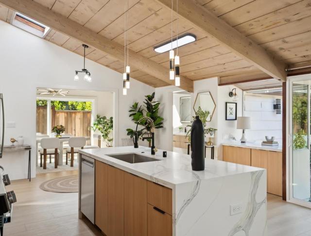 2047 Sharon Road, Menlo Park CA: https://media.crmls.org/mediaz/58b7145c-cd1c-4a19-bcc5-32016fa1e888.jpg