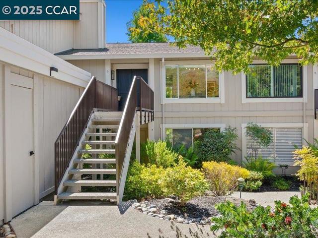 2175 Cactus Ct, Walnut Creek CA: https://media.crmls.org/mediaz/58b73e90-0848-42d1-975f-1f40e9db880c.jpg