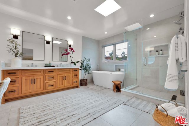 602 S Lucerne Boulevard, Los Angeles CA: https://media.crmls.org/mediaz/58b74e65-b3fd-4566-a5c2-ec5b1df16a61.jpg